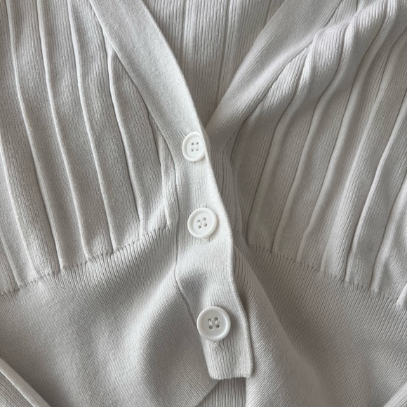 AMERICAN THREADS WHITE BUTTON UP SHORT CARDIGAN - Picture 4 of 5